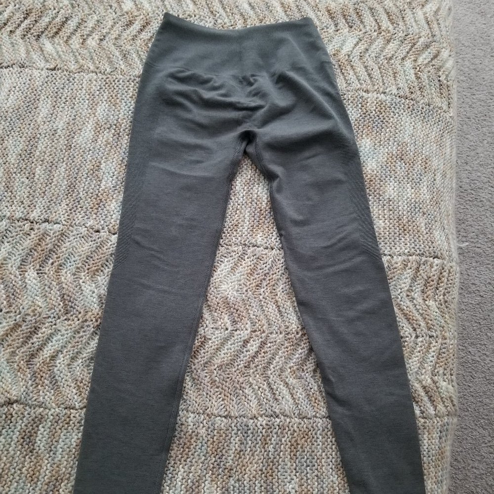 Alphalete Amplify Legging in color Titanium
